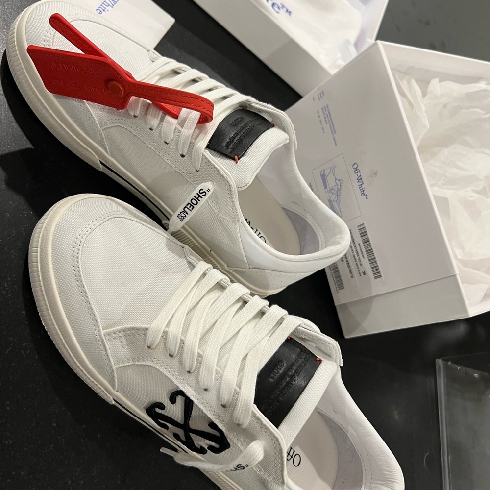 NEW LOW VULCANIZED CANVAS WHITE BLACK
OFF - WHITE